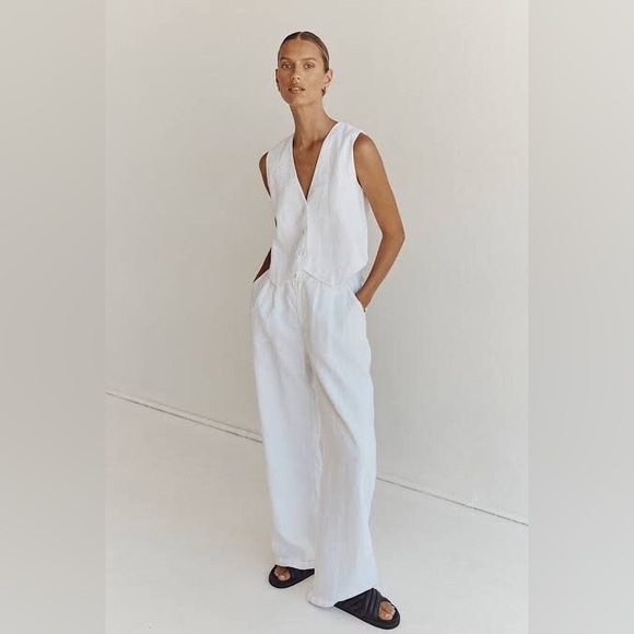 DISSH white Linen Vest & Norah Pants Set
Both pants and vest are included- - Picture 7 of 13